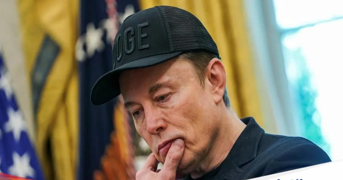 Elon Musk menerima kunci Gedung Putih dari Presiden AS Donald Trump di Kantor Oval, Gedung Putih, Washington DC, AS, 30 Mei 2025