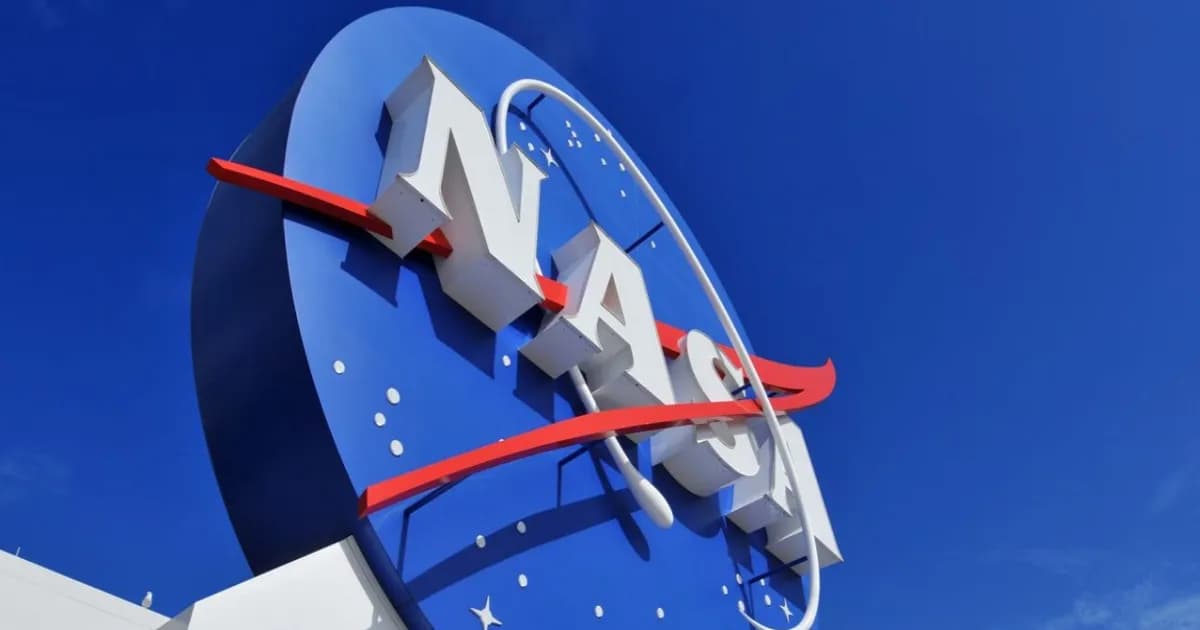 Koleksi foto bumi dari luar angkasa yang diambil menggunakan kamera iPhone 17 Pro Max di dalam kapsul Orion NASA