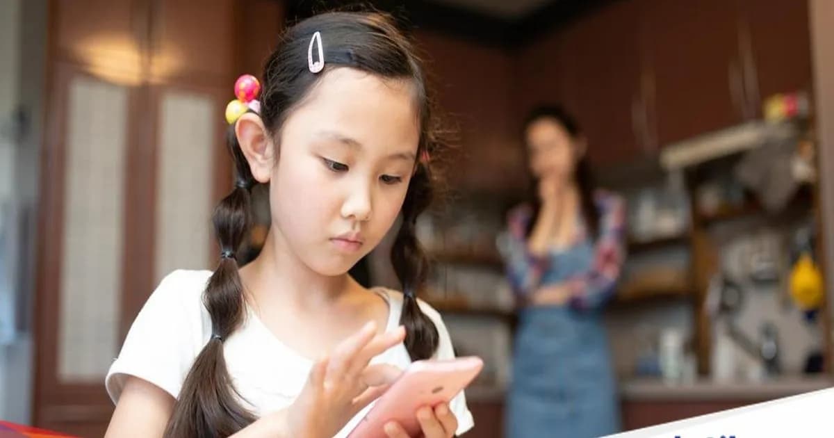 Ilustrasi anak bermain smartphone bersama ibu yang khawatir terkait registrasi nomor HP baru