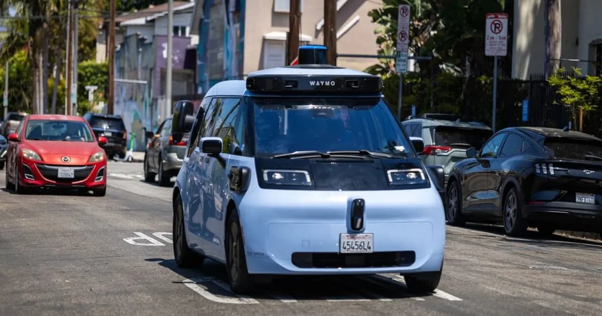 Robotaxi Waymo Ojai berwarna biru muda di jalan California