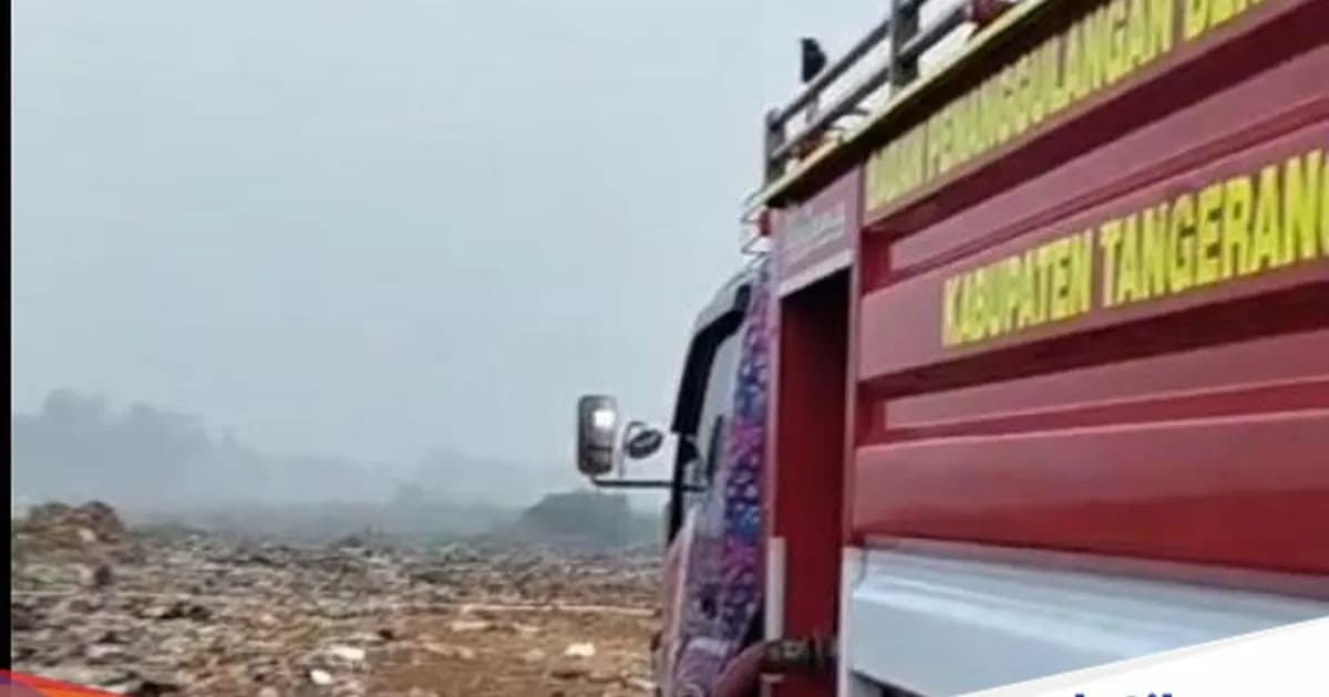 Hari ke-10 Pemadaman Kebakaran TPA Jatiwaringin, Asap Masih Mengepul