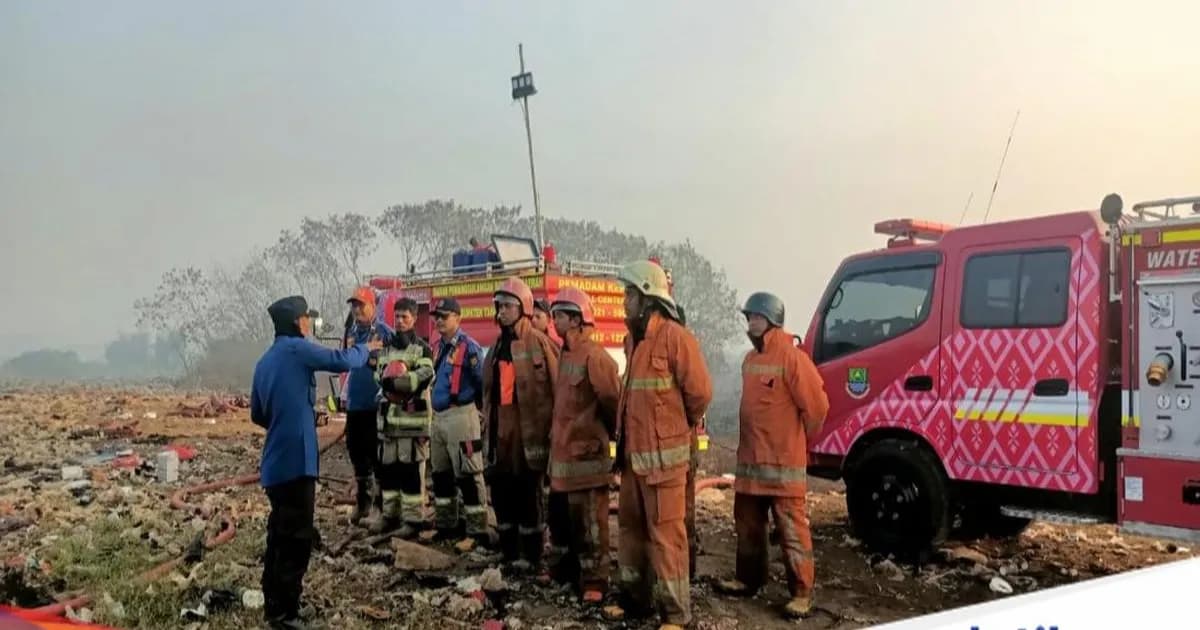 Suasana hari ke-10 pemadaman kebakaran TPA Jatiwaringin dengan asap masih mengepul