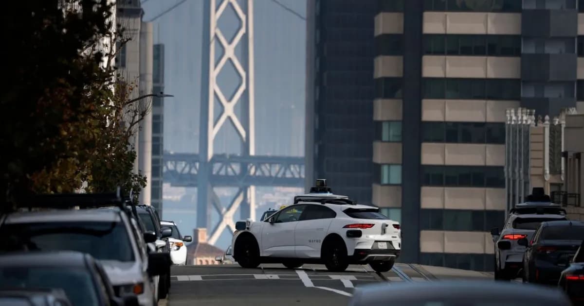 Robotaxi Waymo di jalan kota dengan lampu darurat di latar belakang