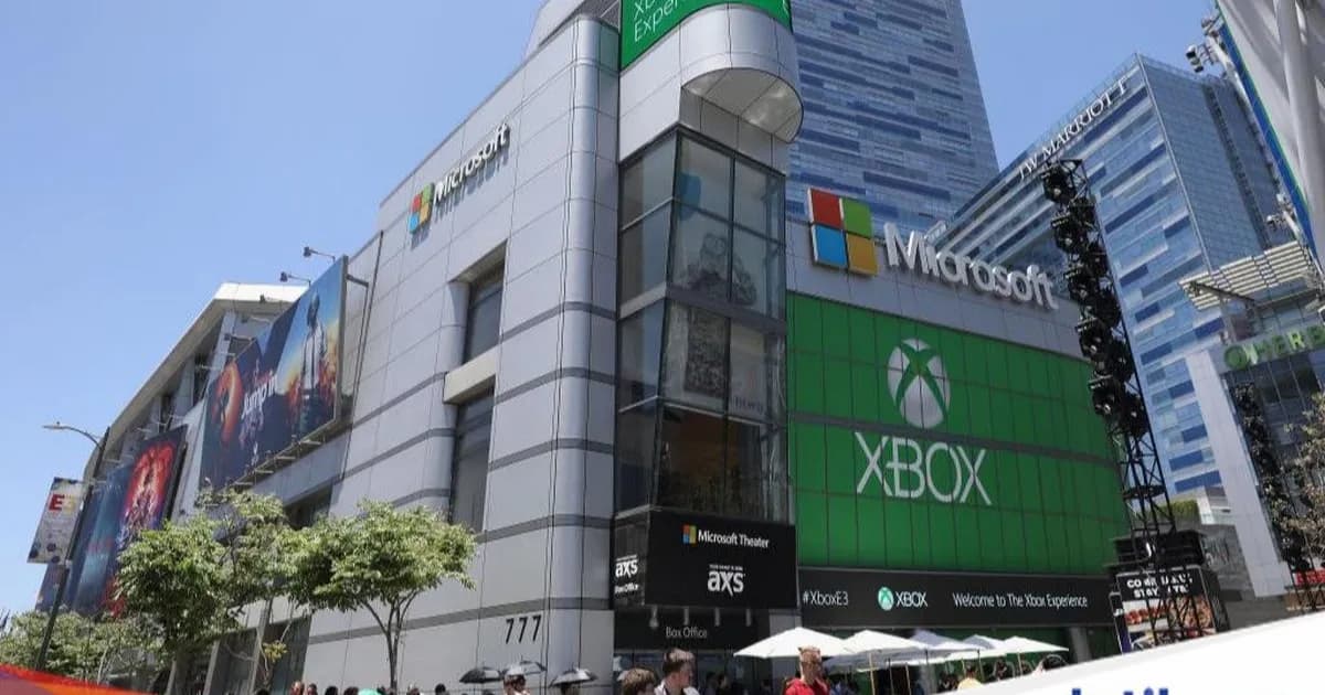 Microsoft Xbox logo dengan latar belakang gelap dan lampu hijau