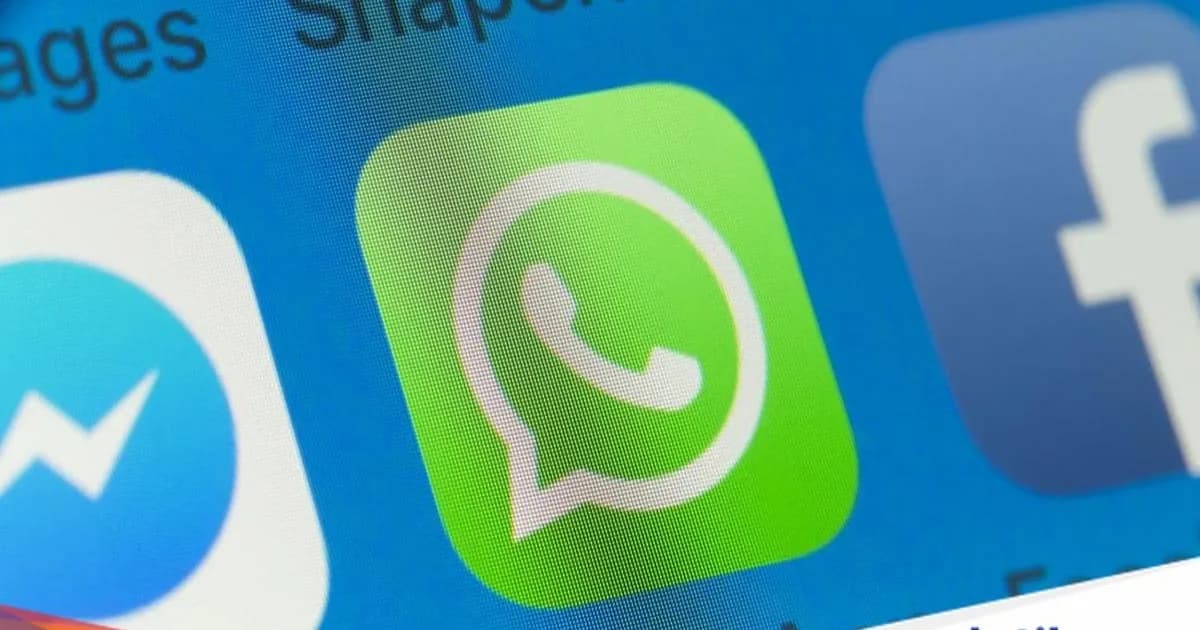 Ilustrasi logo WhatsApp di layar ponsel dengan ikon aplikasi media sosial lainnya