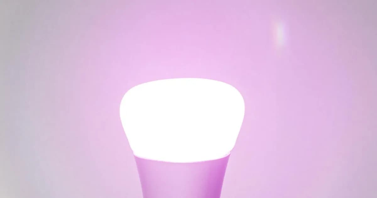 Ilustrasi Philips Hue starter kit dengan 16 juta warna dan kendali smartphone