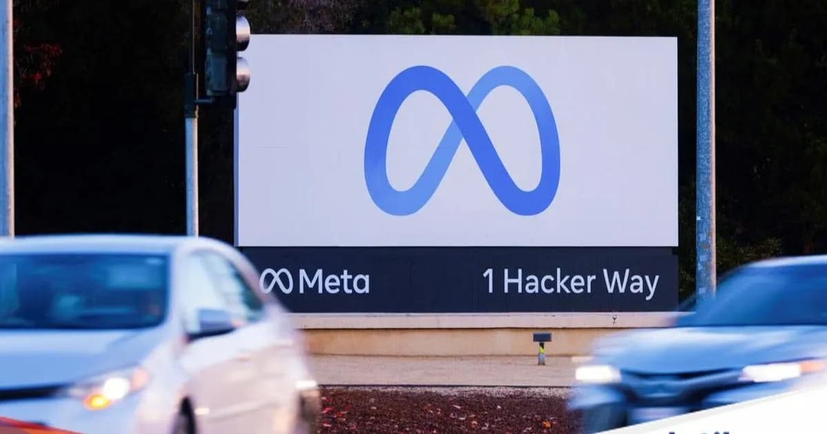 Papan nama Meta di depan kantor pusat perusahaan di Mountain View, California, dengan latar lalu lintas pagi hari.