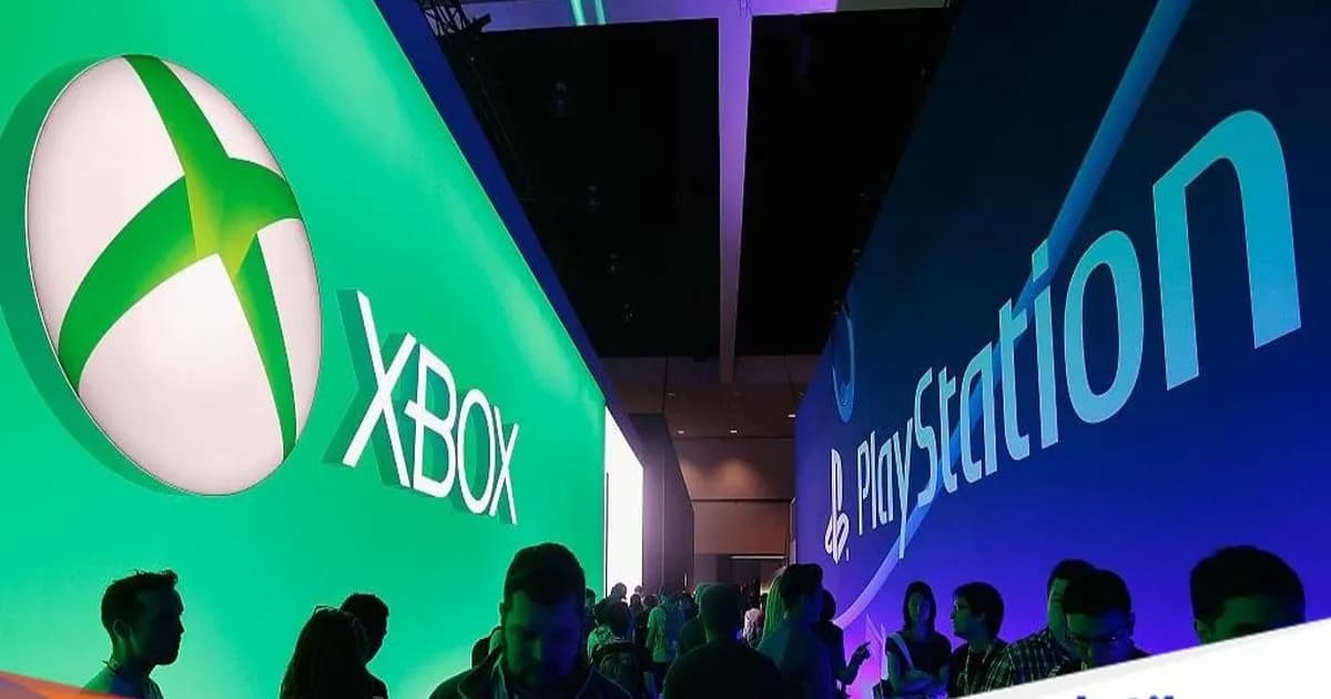 Pengunjung berjalan di antara booth Xbox dan PlayStation di ajang E3 2015 di Los Angeles Convention Center, California.