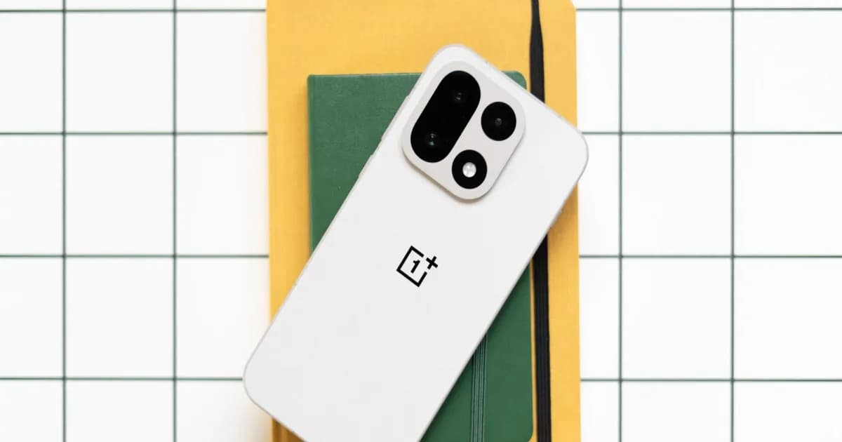 Logo OnePlus dengan latar belakang gelap, simbol hengkangnya merek dari pasar global