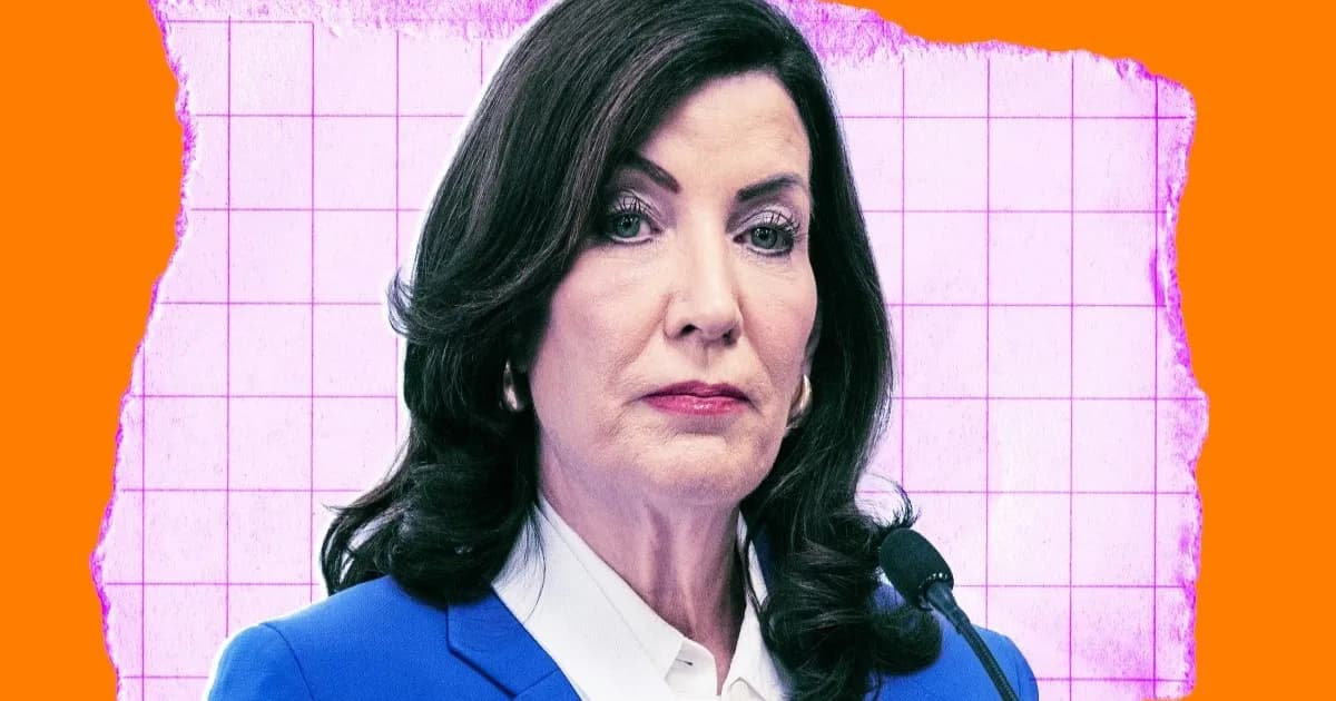 Ilustrasi foto Gubernur New York Kathy Hochul dengan latar belakang warna-warni