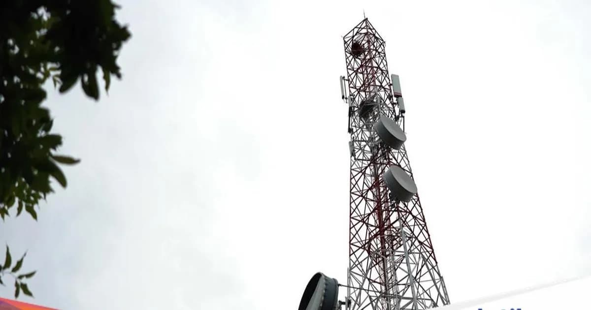 BTS Telkomsel dengan latar langit biru