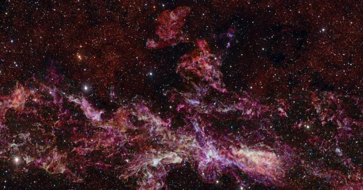Ilustrasi awan molekuler raksasa G+0.693−0.027 di pusat Bima Sakti tempat ditemukannya molekul gula erythrulose