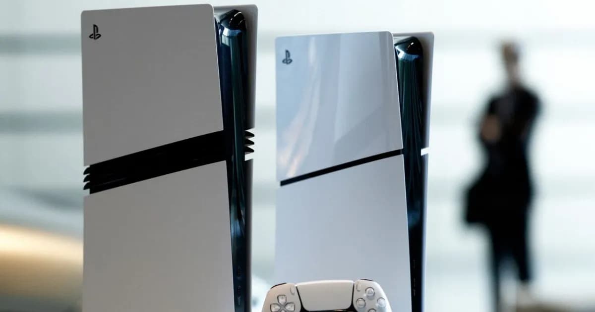 Ilustrasi konsol PlayStation 5 dengan latar belakang kode program dan logo Fulu