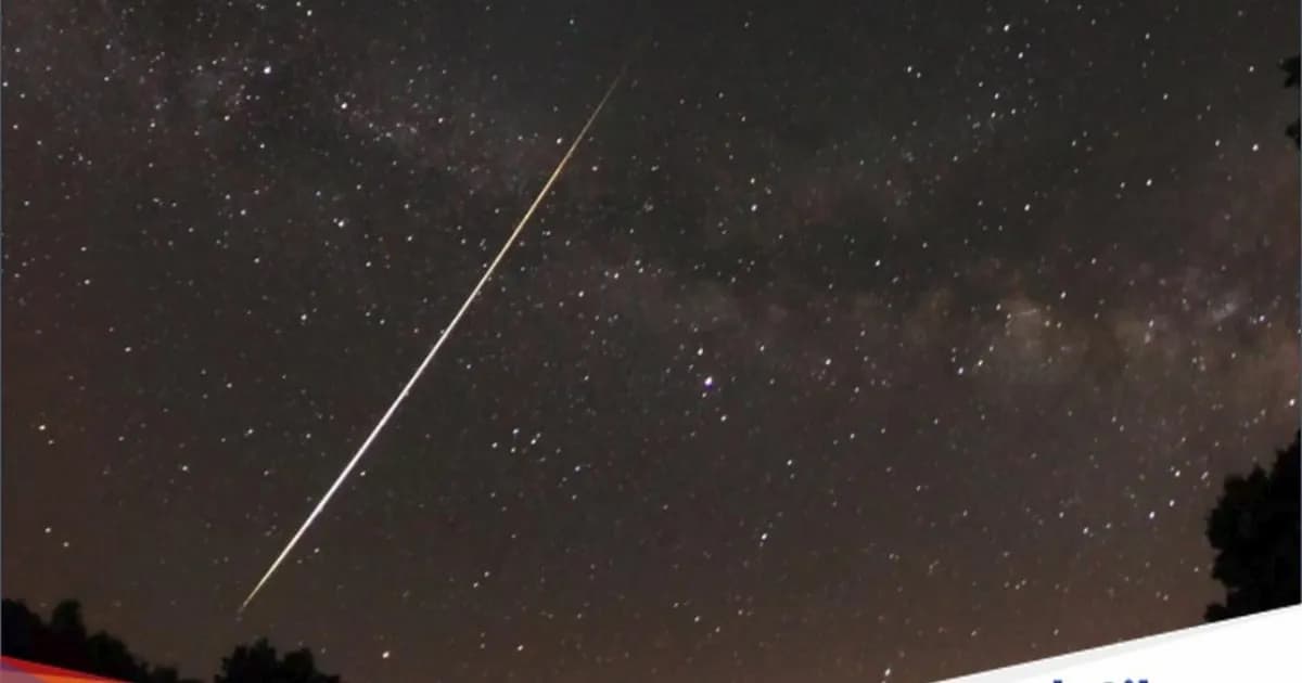 Ilustrasi meteor jatuh yang melintasi langit malam dengan jejak cahaya terang