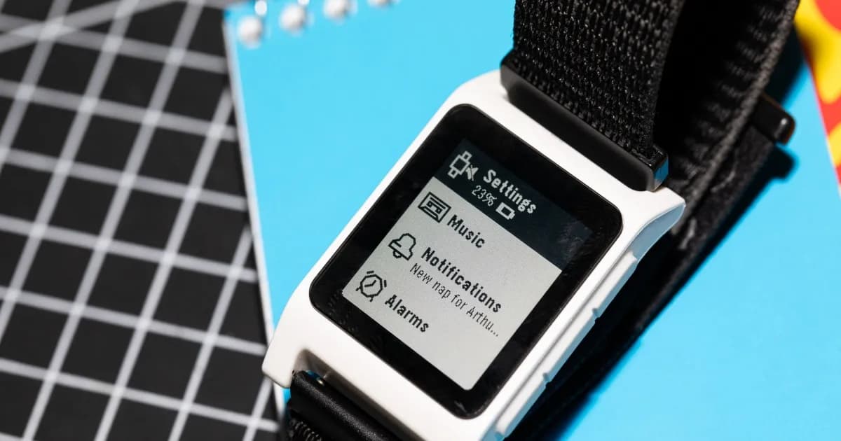 Jam tangan pintar Pebble Time 2 dengan layar e-paper dan desain klasik