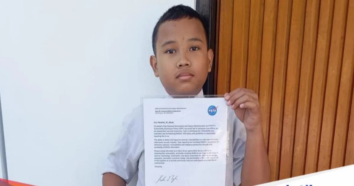 Ibrahim Al Abra, siswa SD Boyolali, menunjukkan surat apresiasi dari NASA atas temuannya.
