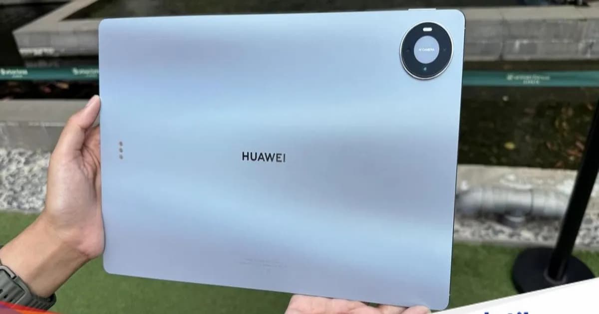 Huawei MatePad Pro Max tampak depan dengan layar menyala
