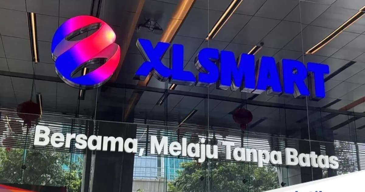 Logo operator seluler XLSmart di depan latar belakang biru