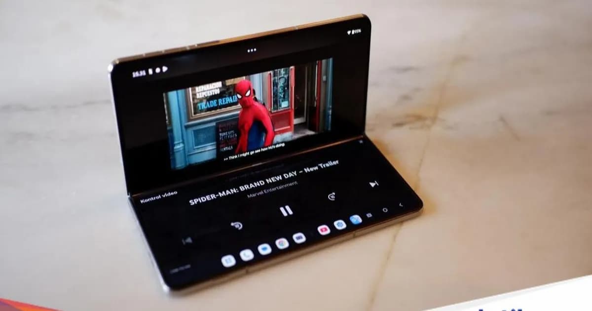 Motorola Razr Fold dengan layar terbuka menampilkan tampilan antarmuka yang bersih dan modern