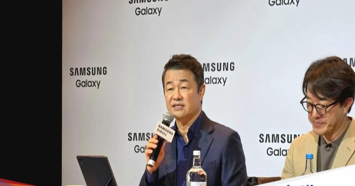 CU Kim President and CEO Samsung Electronics Southeast Asia and Oceania memegang HP lipat Galaxy Z Fold8