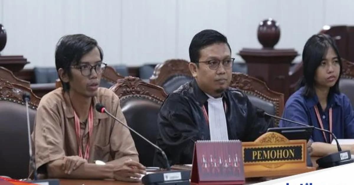 Dua pemohon gugatan kuota internet hangus, Didi Supandi dan Wahyu Triana Sari, di Mahkamah Konstitusi