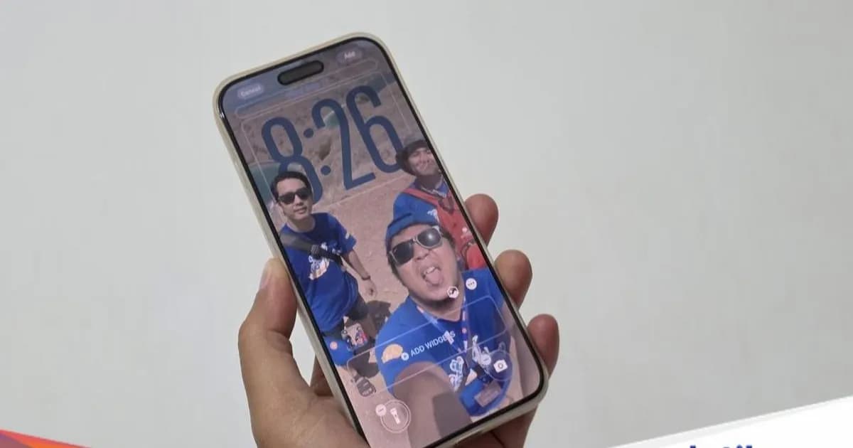 Tampilan layar iPhone dengan logo iOS 26.6 dan latar belakang gradien biru