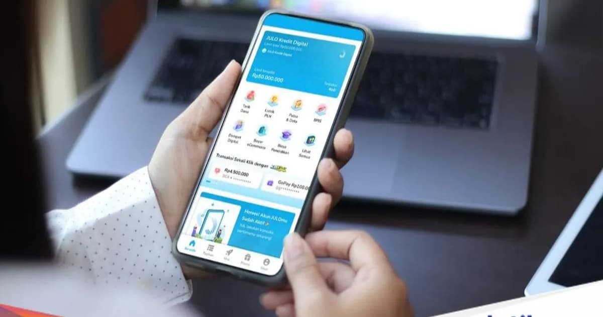 Ilustrasi pinjaman online dengan smartphone dan uang tunai