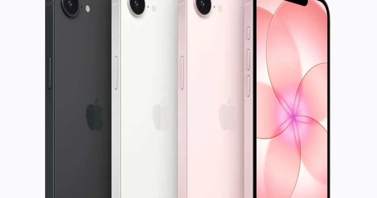 Ilustrasi pengisian daya iPhone dengan charger resmi untuk menjaga kesehatan baterai