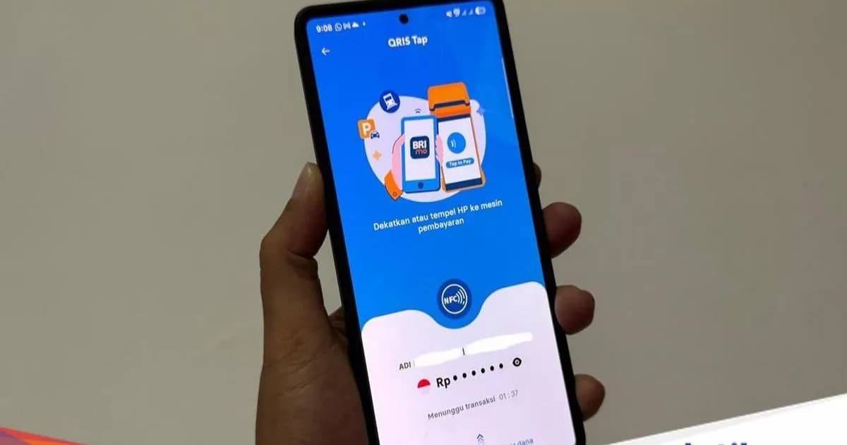Ilustrasi penggunaan QRIS Tap pada smartphone Android dengan fitur NFC di merchant