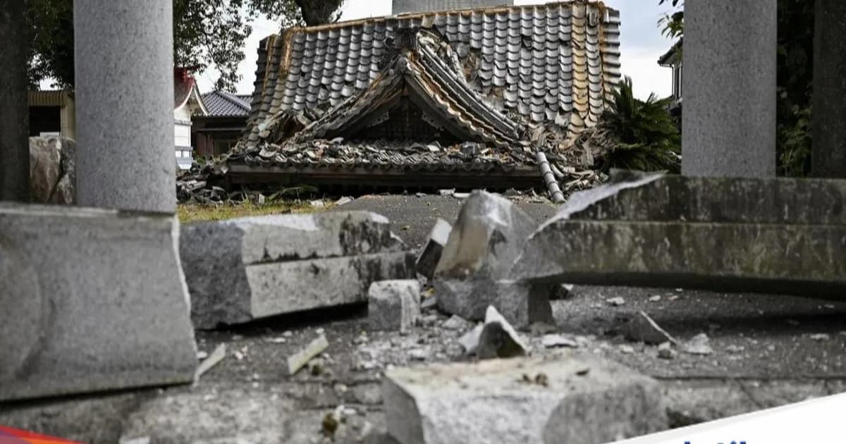 Puing-puing bangunan dan reruntuhan akibat gempa bumi dahsyat di Kumamoto, Jepang, Juli 2026
