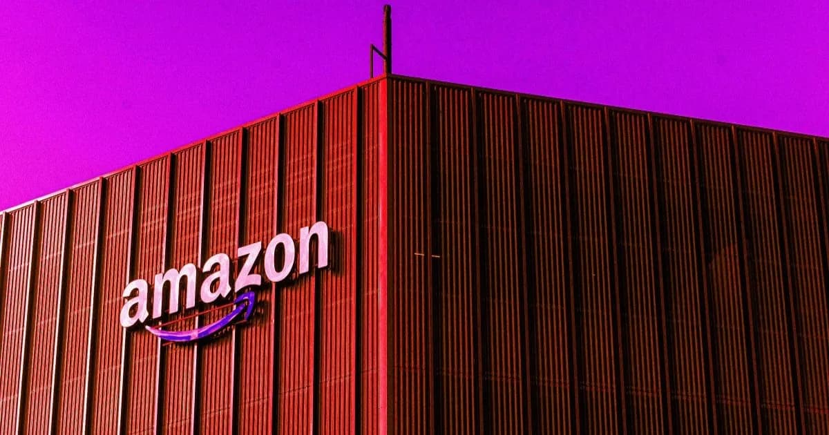 Gedung logistik Amazon di Antwerp dengan efek warna