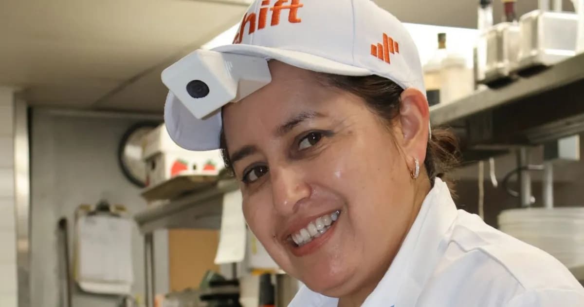 Koki Ollie memasak dengan kamera di topi untuk latih robot chef AI