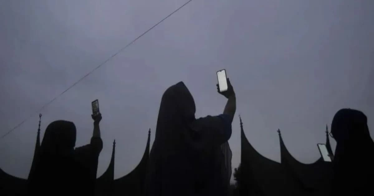 Ilustrasi seseorang memblokir nomor HP yang hilang melalui aplikasi ponsel