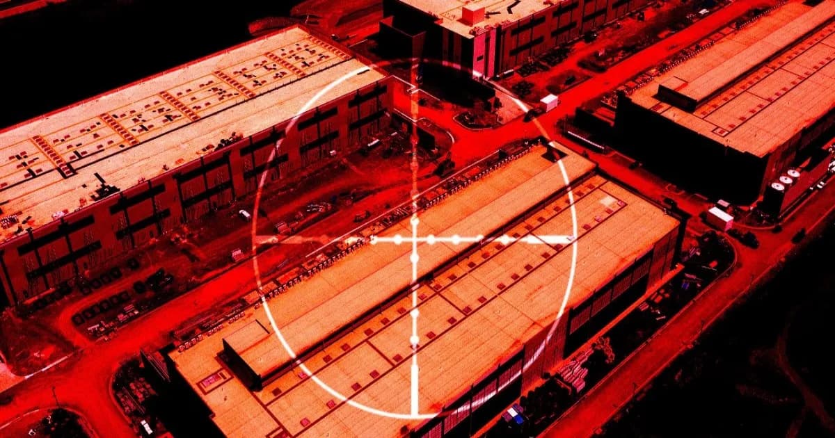 Peta lokasi pusat data Amazon di Bahrain dengan tanda bidikan silang dari citra satelit