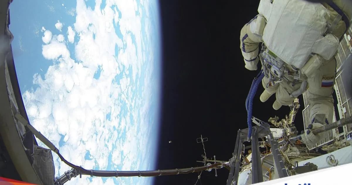 Ilustrasi astronot melakukan spacewalk di luar International Space Station (ISS) dengan latar Bumi yang terlihat dari orbit