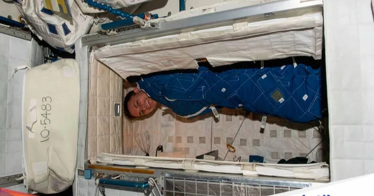 Astronot NASA Josh Cassada beristirahat di dalam ruang kru di atas Stasiun Luar Angkasa Internasional pada 2 Maret 2023