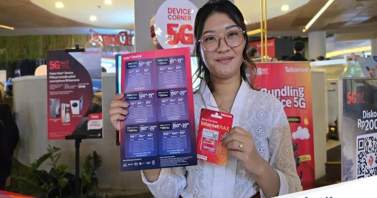 Ilustrasi jaringan 5G Telkomsel di Indonesia dengan smartphone terhubung ke sinyal generasi kelima