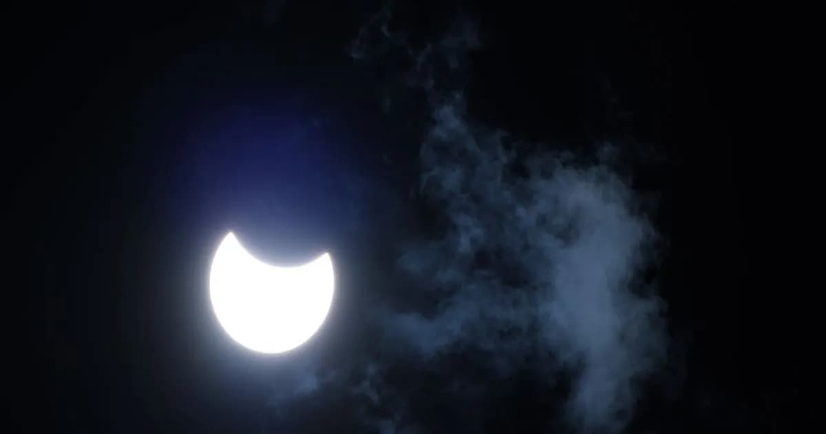 Ilustrasi gerhana matahari total saat Bulan menutupi seluruh piringan Matahari dengan korona terlihat di sekelilingnya