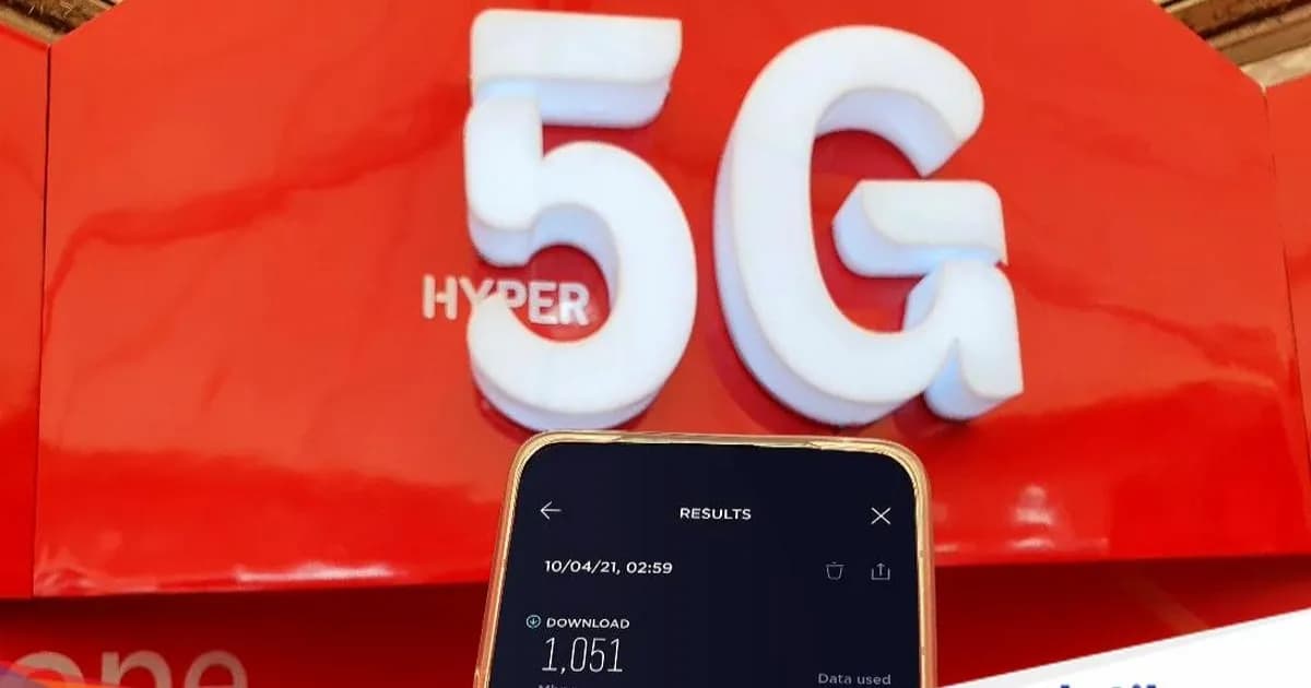 Ilustrasi pengguna memeriksa dukungan jaringan 5G pada smartphone di Indonesia