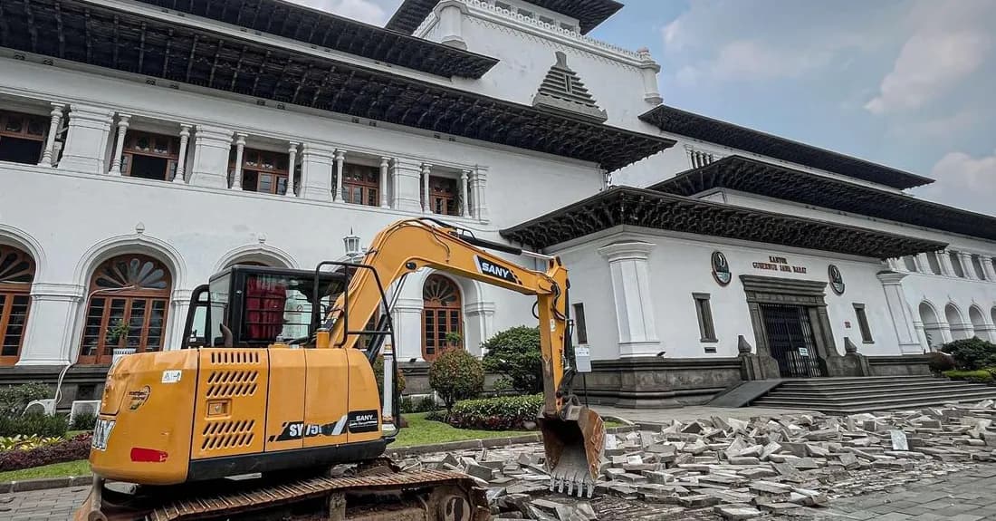 Ilustrasi kawasan Gedung Sate dan Lapangan Gasibu Bandung yang ramai lalu lintas