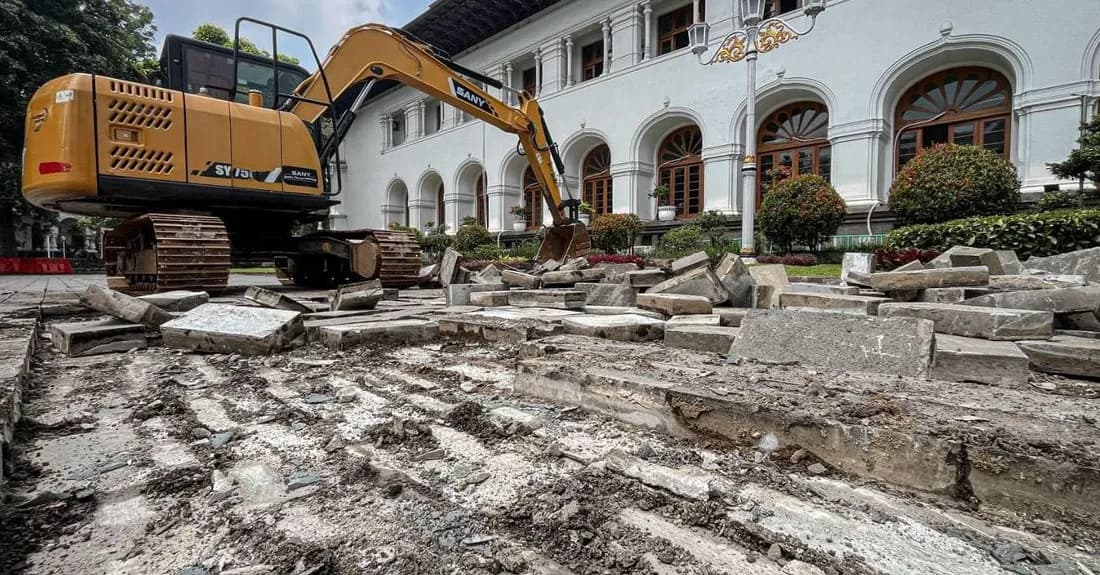 Ilustrasi Gedung Sate dan Lapangan Gasibu Bandung dengan grafik anggaran Rp12 miliar