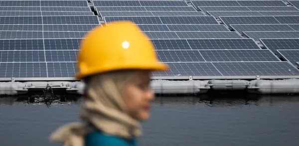 Petugas PLN di area PLTS terapung Tambaklorok, Semarang, kapasitas 561,60 kilowatt