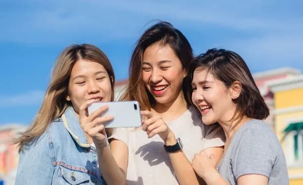 Ilustrasi perempuan Indonesia berdaya dengan latar digital dan semangat Kartini