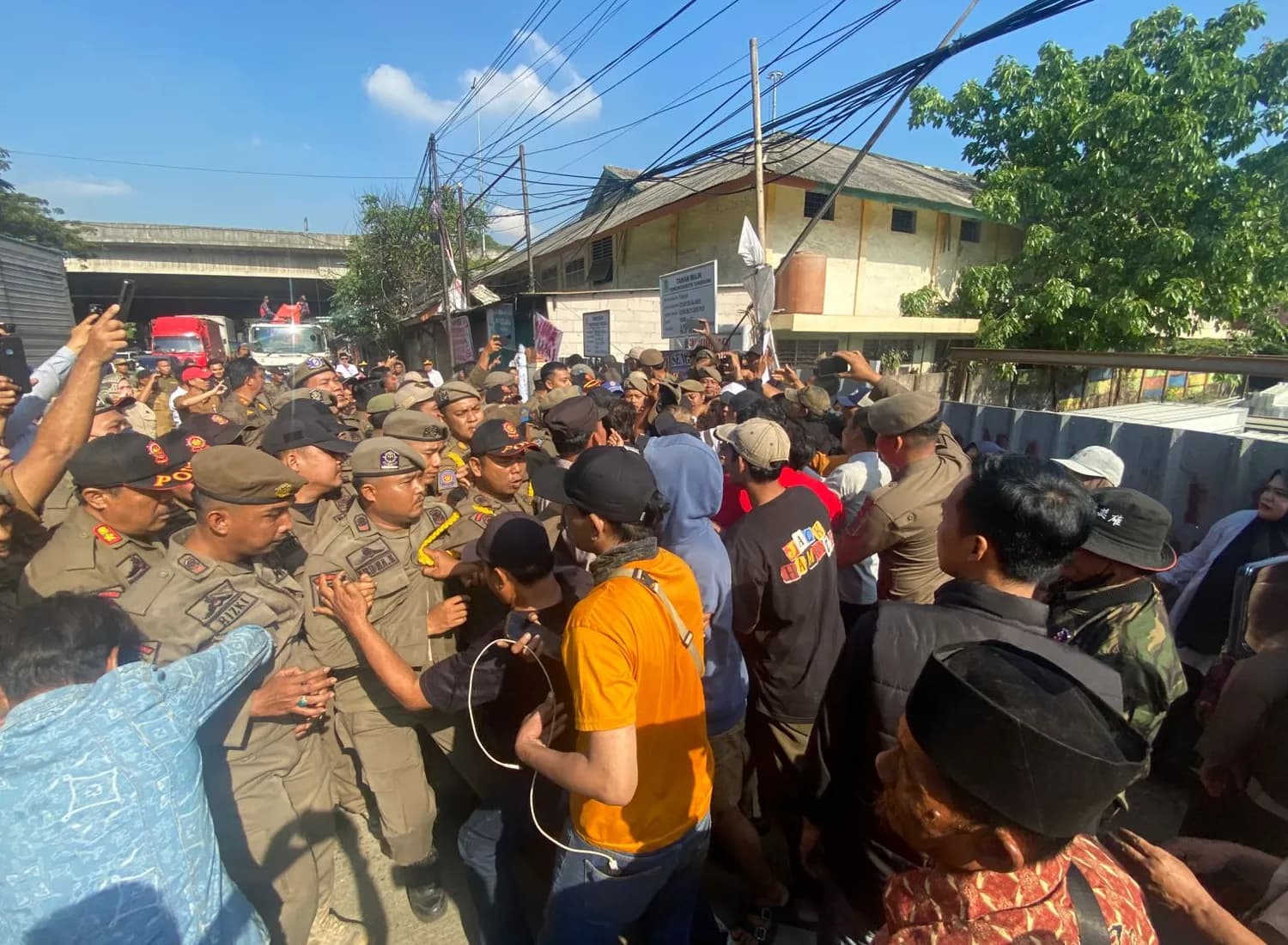 Kendaraan listrik di jalan raya Banten yang terkena pajak baru