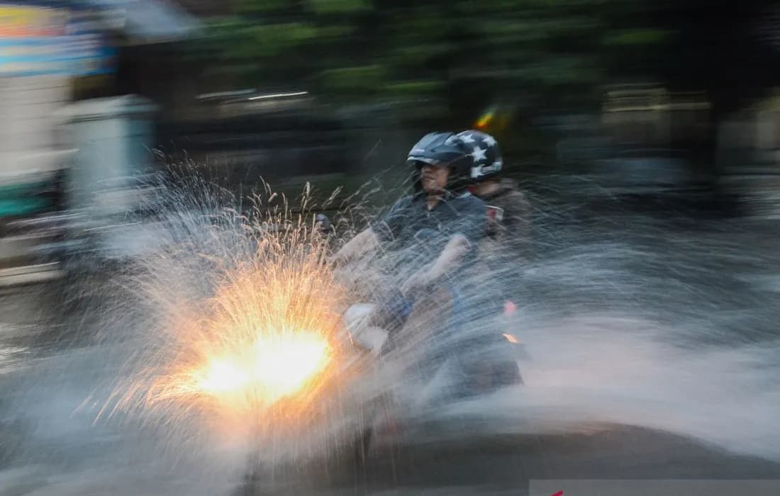 Banjir merendam jalan di kawasan Rancaekek, Bandung Timur pada Sabtu malam
