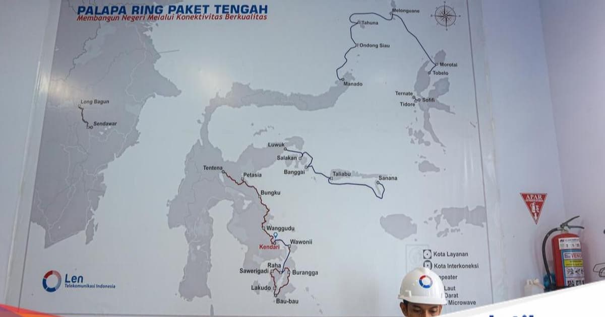 Teknisi Palapa Ring Paket Tengah bekerja di Terminal Station Palapa Ring Bakti Komdigi di Wawonii, Konawe Kepulauan, Sulawesi Tenggara