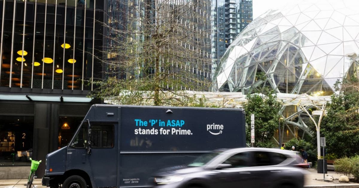 Ilustrasi protes karyawan Amazon menentang pembangunan data center di Seattle.