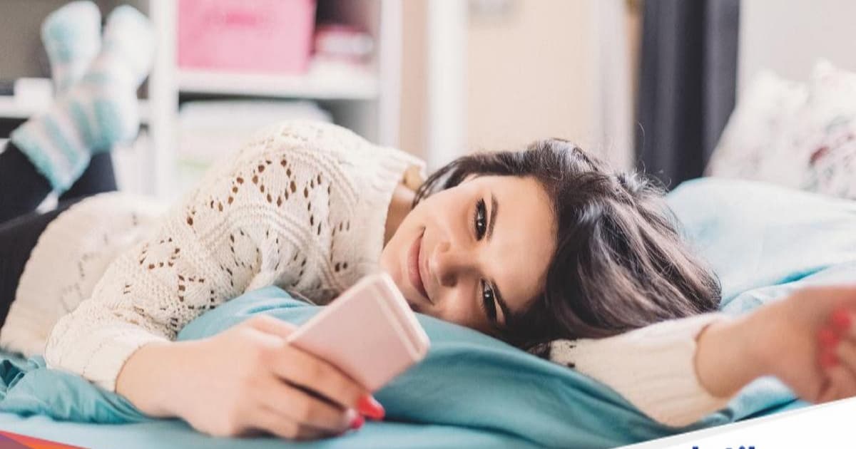 Ilustrasi kencan online dengan aplikasi dating yang rawan scammer