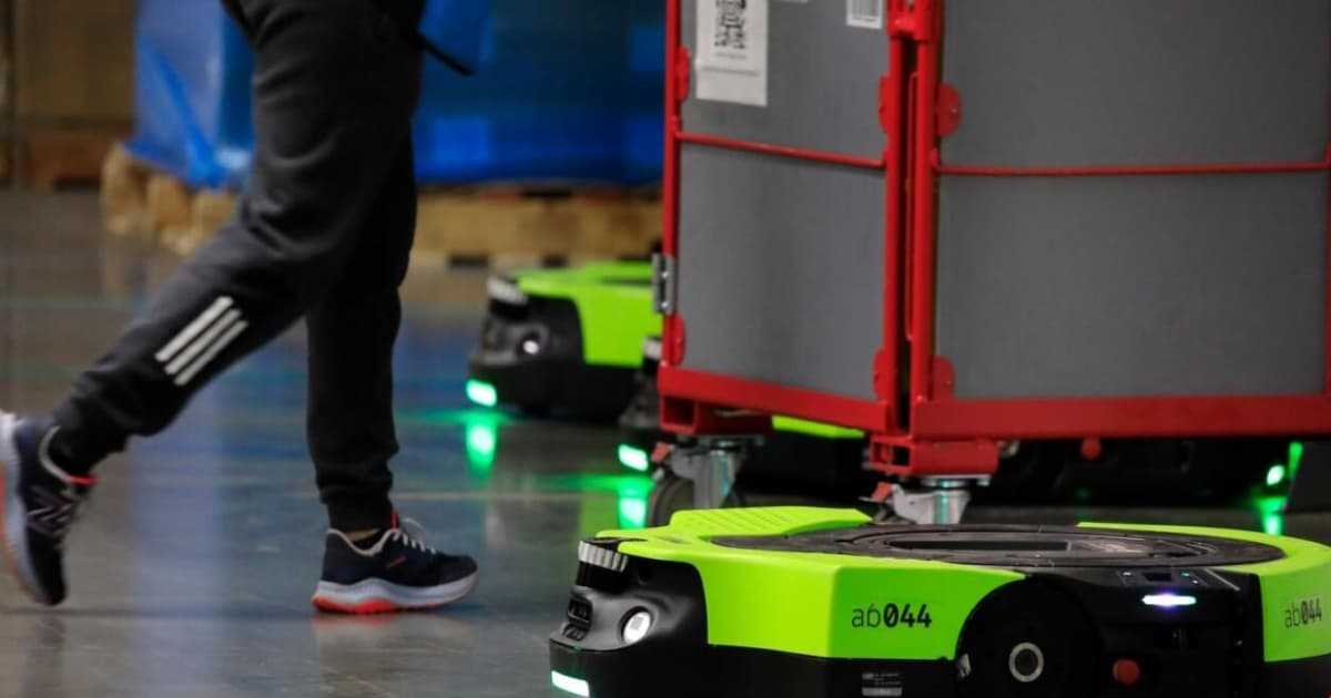 Robot Amazon Proteus versi terbaru dengan kemampuan interaksi bahasa alami di laboratorium pengembangan