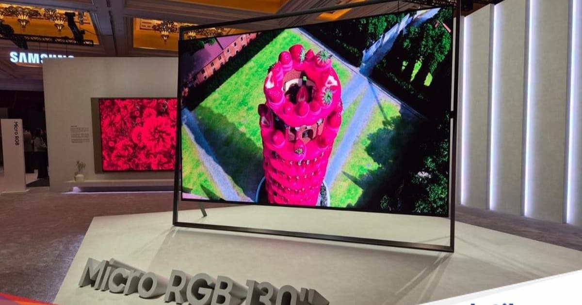 Smart TV dengan teknologi AI menampilkan gambar berkualitas tinggi di ruang keluarga modern